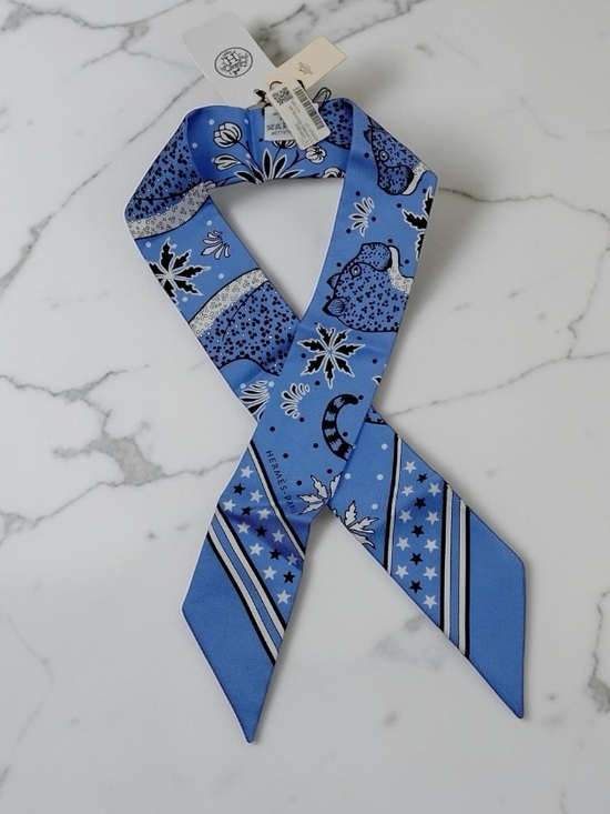 HERMÈS Les Leopards Silk Twilly Scarf Blue Lavender White NWT - Picture 2 of 8